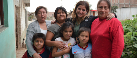 Shannon Sanzone volunteering with Vive Peru in Alto Salaverry